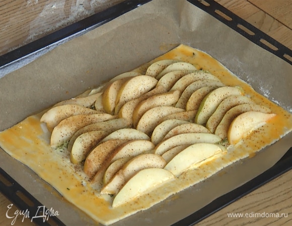 Посыпать грушу коричневым сахаром и ванилью.