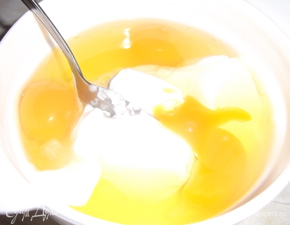 Сметану взболтать с яйцами.