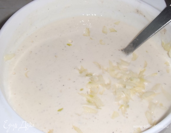 Добавить соль, перец и измельченный чеснок. Хорошо перемешать.