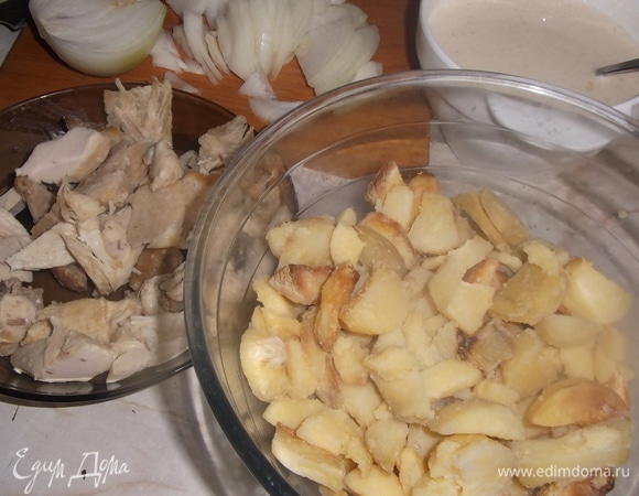 Нарезать полукольцами лук. Вареную или жареную курицу разобрать на куски.