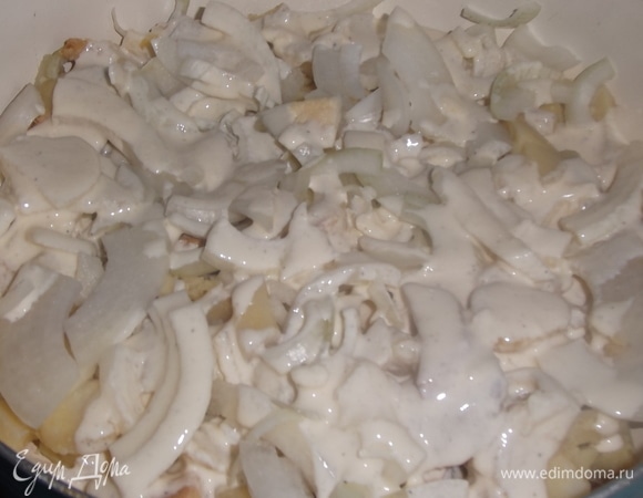 В сковороду или форму выложить картофель. Половину лука. Полить половиной приготовленного соуса.