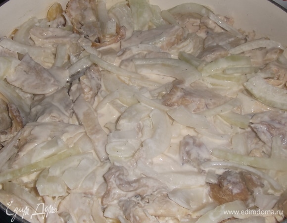 Выложить куски курицы и оставшийся лук. Вылить остатки соуса.