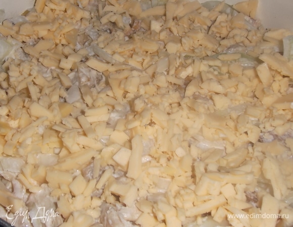 Посыпать измельченным сыром.