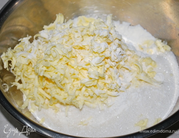 К сухой смеси добавьте сливочное масло (я масло натерла на крупной терке).