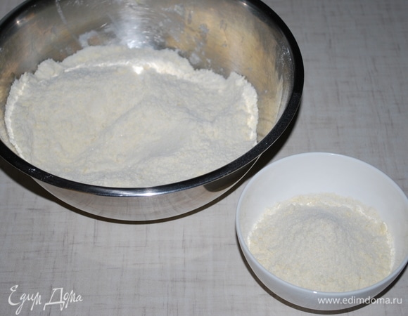 Все хорошо перемешайте руками до образования мелкой крошки. Отложите 120 г в чашку.