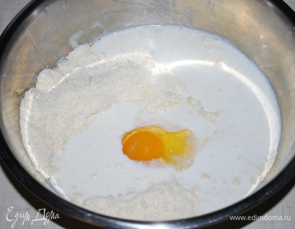 Добавьте сливки 10% (можно молоко) и одно яйцо.