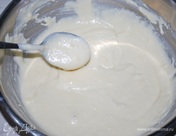 Все хорошо перемешайте. Тесто не должно быть слишком жидким (если жидкое, добавьте муку), но и не должно быть густым.