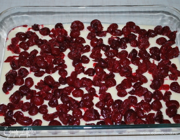 Тесто влейте в форму (смазывать маслом форму не надо). Сверху теста выложите вишню без косточек (у меня замороженная вишня, я ее не размораживала).