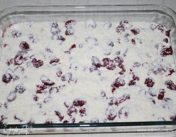 Сверху вишню посыпьте сухой смесью, которую отложили заранее. Выпекаем при температуре 170°C, около 45–50 минут, проверяем готовность.