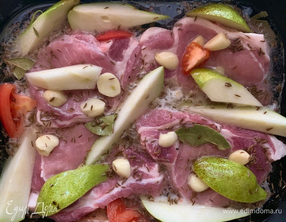 В форму кладу 4 кусочка свиной корейки. Нарезаю груши, помидоры, чеснок. Все выкладываю к мясу. Соль, лавровый лист, тмин — туда же. Заливаю мясо шампанским. Духовка — на 190°C. Ставлю выпекаться на 45–60 минут.