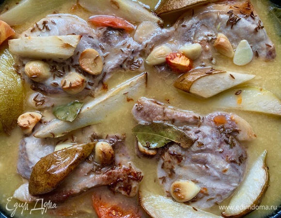 В период выпекания желательно пару раз полить мясо соусом, в котором оно готовится. Если он будет быстро выпариваться, то и свинина будет не покрыта.