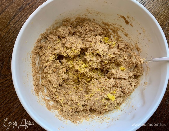 Печенье измельчить в крошку, добавить ликер, сгущенку, цедру лимона и апельсина, измельченные орехи (у меня кедровые). Все хорошо размешать.