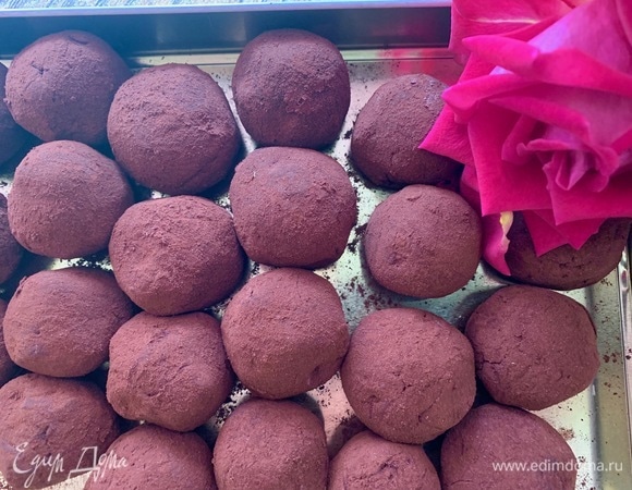 Скатать шарики, обвалять хорошо в какао. Кладем в холодильник минимум на 1 час. Форма пирожных может быть любая, я люблю в форме конфеты — они удобного размера, красиво смотрятся на тарелке, подходят для хранения в холодильнике в небольших коробках.