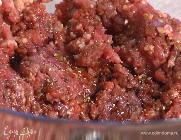 Свиной и говяжий фарш смешать. Добавить соевый соус, специи и сок половины лайма, перемешать.  