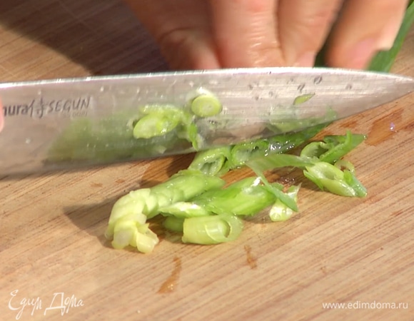 Мелко нарезать зеленый лук, добавить к фаршу, перемешать.