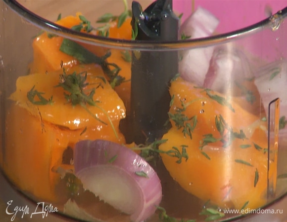 Манго нарезать кубиками, шалот — крупными кусочками. Положить в чашу блендера. Выдавить сок из половина лайма, добавить тимьян.  