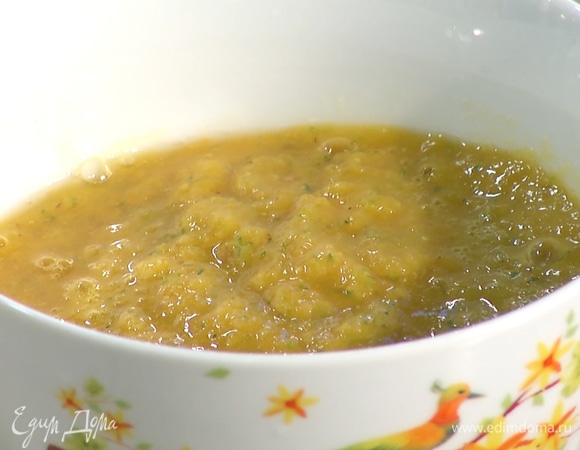 Обжаренный ананас и нарезанный перец чили добавить к манго. Все измельчить до однородной массы. Соус перелить в миску.