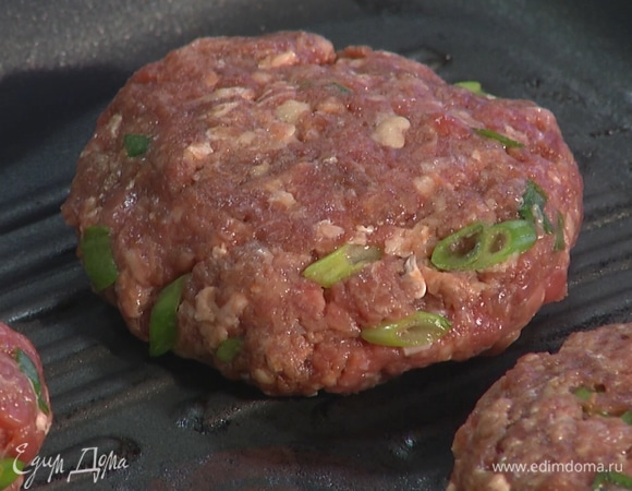 Из фарша сформировать котлеты и выложить на ту же сковороду, где обжаривали ананас.