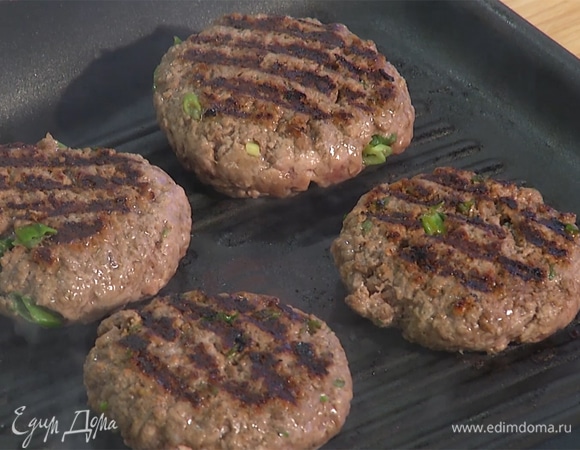 Обжарить котлеты с одной стороны, перевернуть. Влить в сковороду немного воды, накрыть крышкой и довести котлеты до готовности.    
