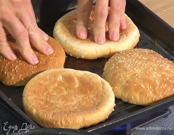 Разрезать булочки вдоль, обжарить на той же сковороде срезом вниз в течение 1–2 минут.