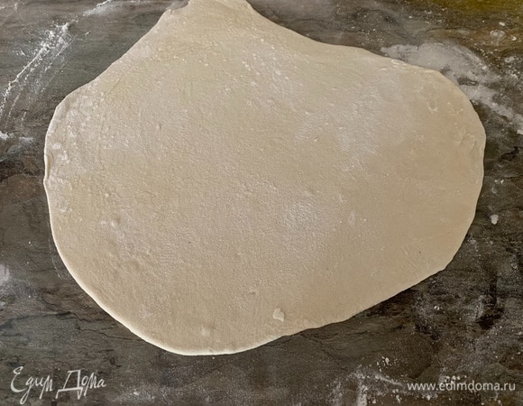 Замесить тесто: просеять муку, вбить яйцо, влить воду, посолить и хорошо вымесить. Раскатать, вырезать стаканом кружочки.