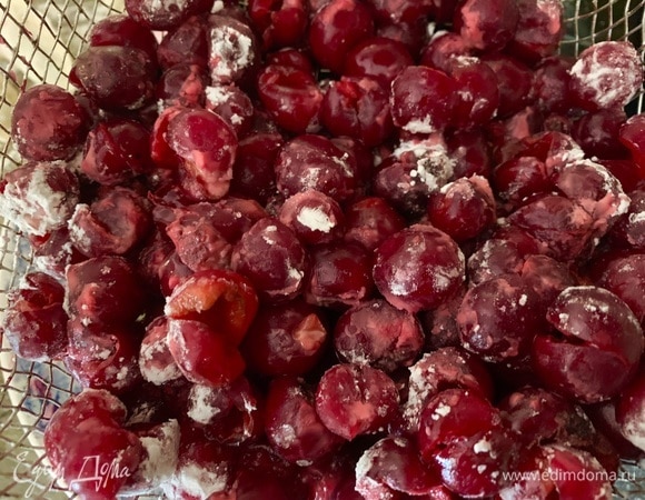 Вишню очистить от косточек, хорошо присыпать сахарной пудрой.