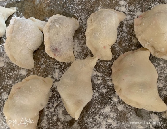 Лепим вареники: в тесто по центру кладем вишню, защипываем хорошо края. В кипящую воду кладу вареники, варю, пока не всплывут, в течение 5–7 минут. Можно не готовить сразу, заморозить и приготовить к случаю.