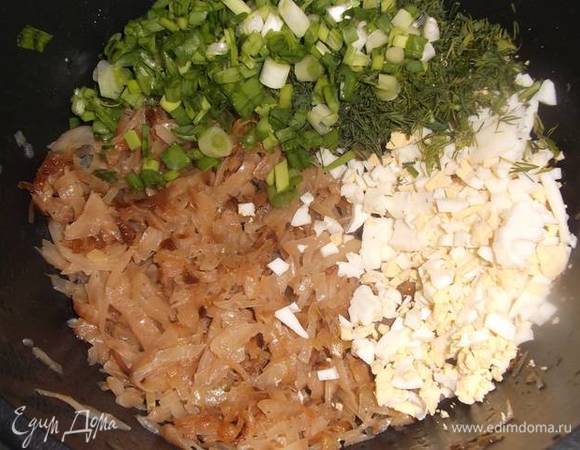 Капусту потушить на растительном масле, добавив соль и молотый перец. Остудить, добавить нарезанные вареные яйца. По желанию добавить зеленый лук и укроп.