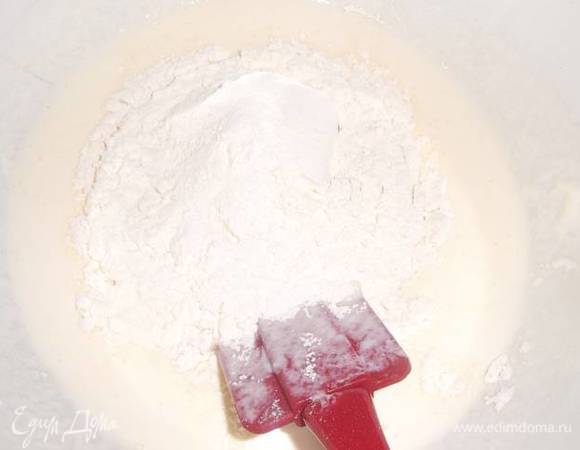 Всыпать муку. Перемешать.