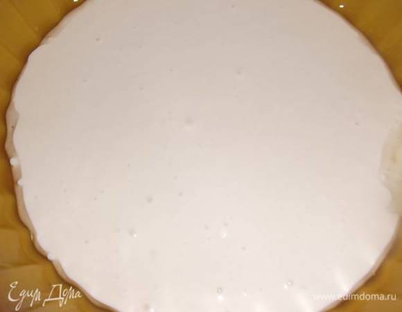 Форму смазать растительным маслом. Вылить половину теста.