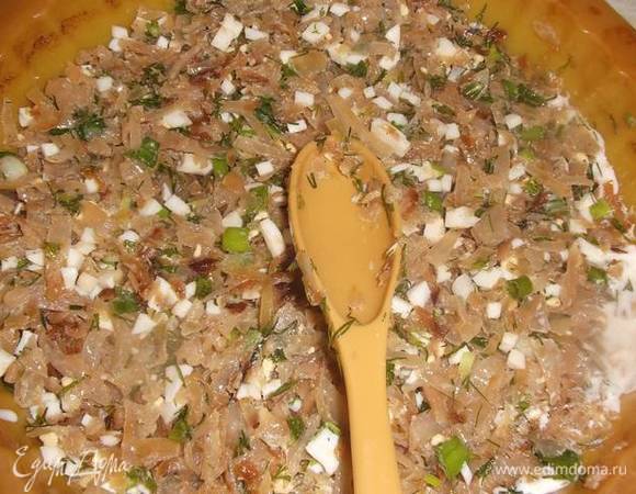 Выложить капусту. Разровнять.