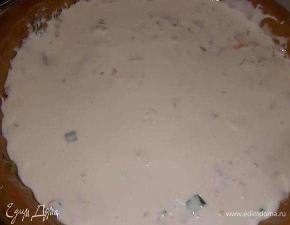 Залить оставшейся половиной теста. Поставить в разогретую до 200°C духовку.