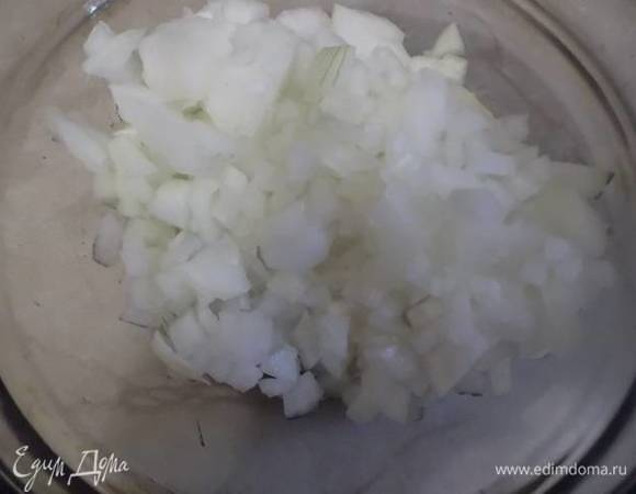 Лук нарезать.