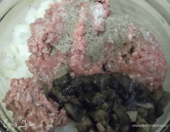 Добавить фарш и отварные нарезанные грибы. Затем — соль, перец. Перемешать.