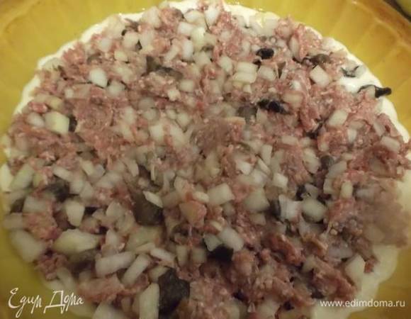 В смазанную форму залить половину теста, сверху выложить фарш.