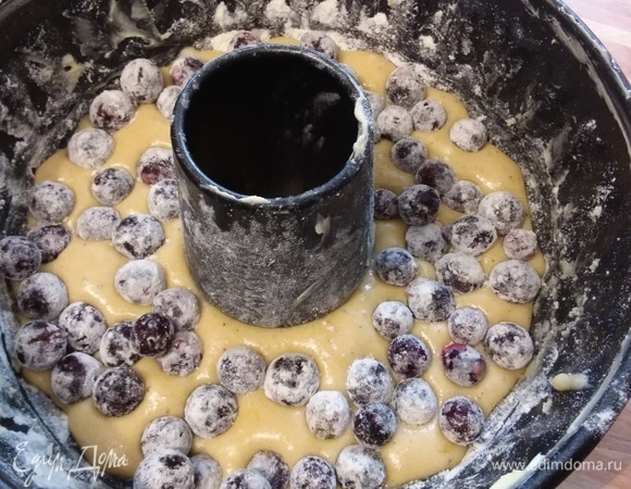 Тесто перелить в форму. Ягоды смешать с небольшим количеством муки, распределить по тесту. У меня слегка размороженные ягоды йошты.