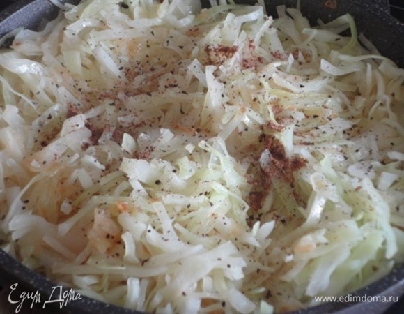 В конце жарки овощи посолить, поперчит, добавить мускатный орех.