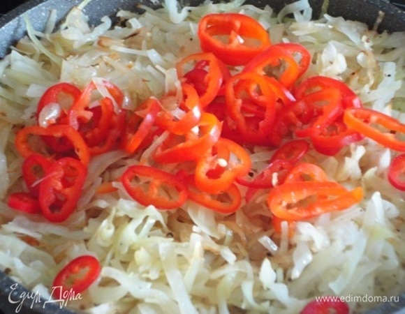 Средне жгучий перчик нарезать и добавить к капусте. Перемешать. Убрать с плиты и дать остыть.