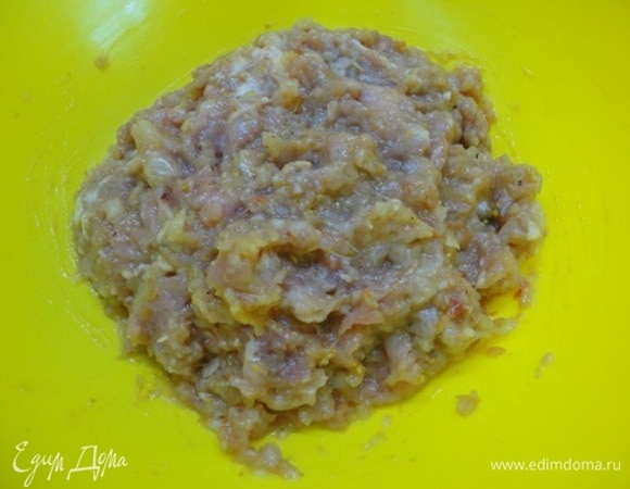 Для фарша лук измельчите в блендере и добавьте к мясу. Сюда же добавьте горчицу, томатную пасту, соль, перец и яйцо. Хорошо перемешайте.