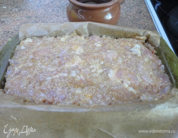 Продолговатую форму выстлать листом пекарской бумаги, смазанным маслом. Фарш разделить на 3 части, а капусту на 2. В форму выложить фарш, затем капусту, снова фарш, капусту. Последний слой — фарш. Накрыть фольгой и запекать 35 минут при температуре 200°C.