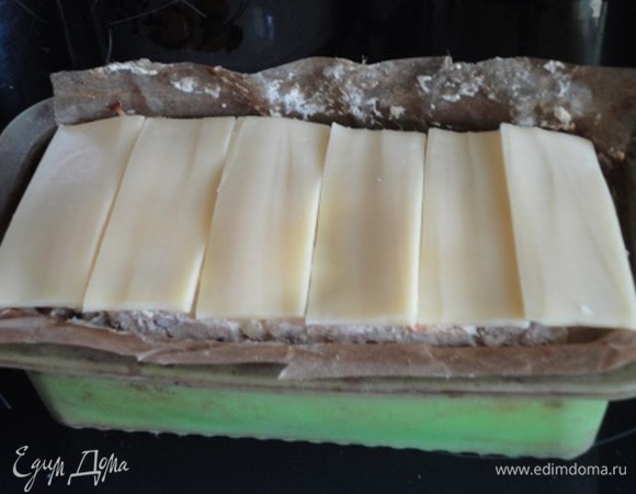 Уберите фольгу, выложите на террин сыр и запекайте без фольги еще 20 минут.