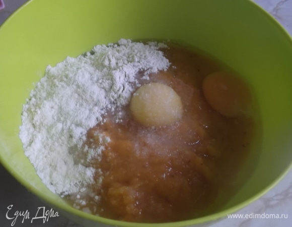 Вбить яйца. Добавить соль и муку.