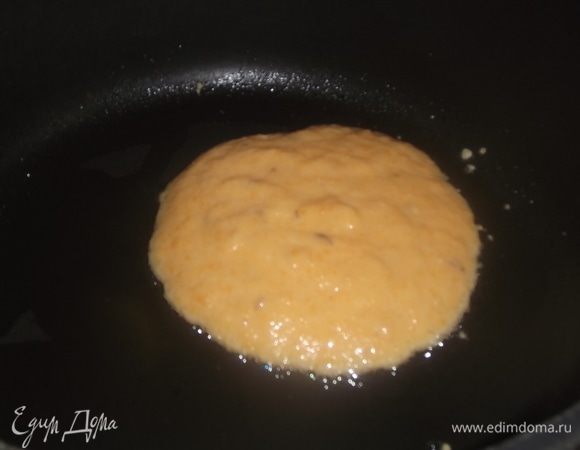 Ложкой выкладывать часть теста на разогретую и смазанную растительным маслом сковороду.