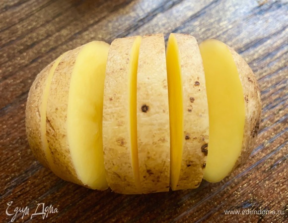 Картофель вымыть, нарезать «гармошкой».