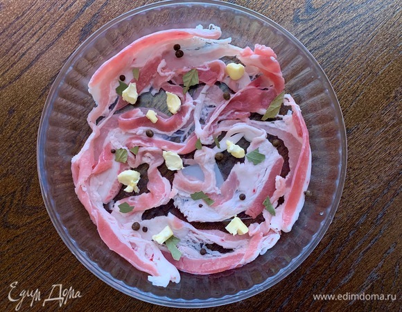 Духовка греется до 190°C. В форму кладу бекон, кусочки сливочного масла, душистый перец, лавровый лист.