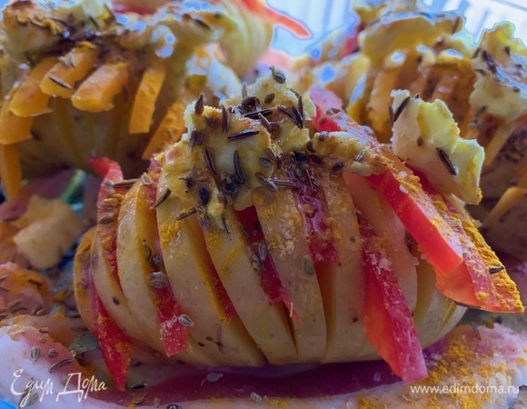 Перец нарезать соломкой, переложить им дольки картофеля, добавить соль, тмин, анис, куркуму, кусочки сливочного масла.