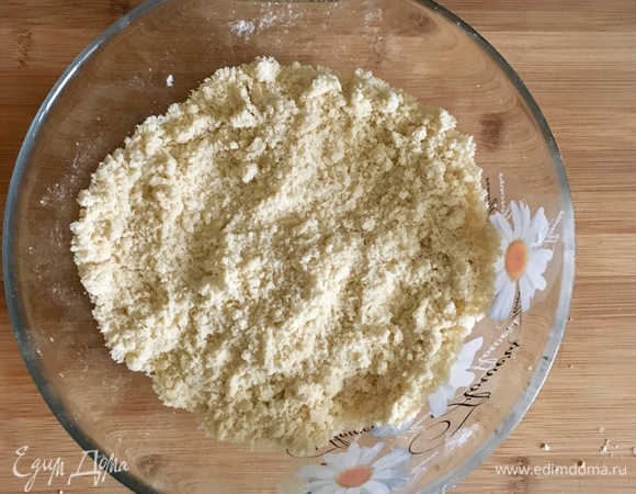 Порубить холодное масло с мукой и солью до мелкой крошки.