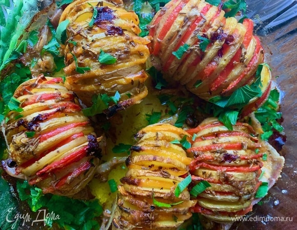 Вынуть из духовки. Вот такой нарядный картофель.