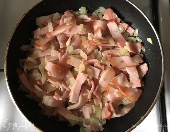 Для начинки пожарить грудинку и лук в сливочном масле.