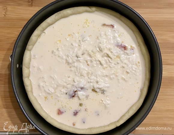 Залить молочно-сырной начинкой.